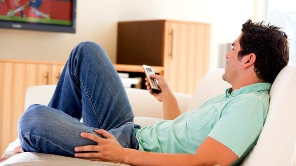 El hombre mira televisión