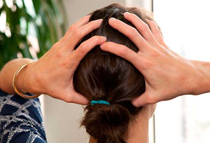 Masaje de cabeza con osteocondrosis cervical