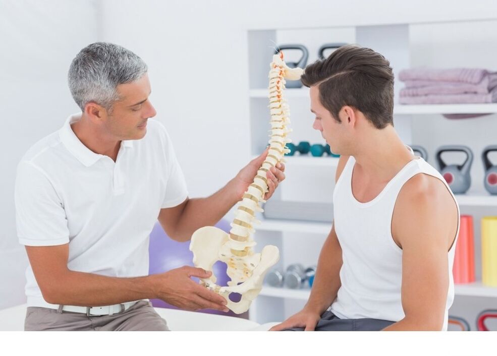 El médico le muestra al paciente la artrosis de la columna